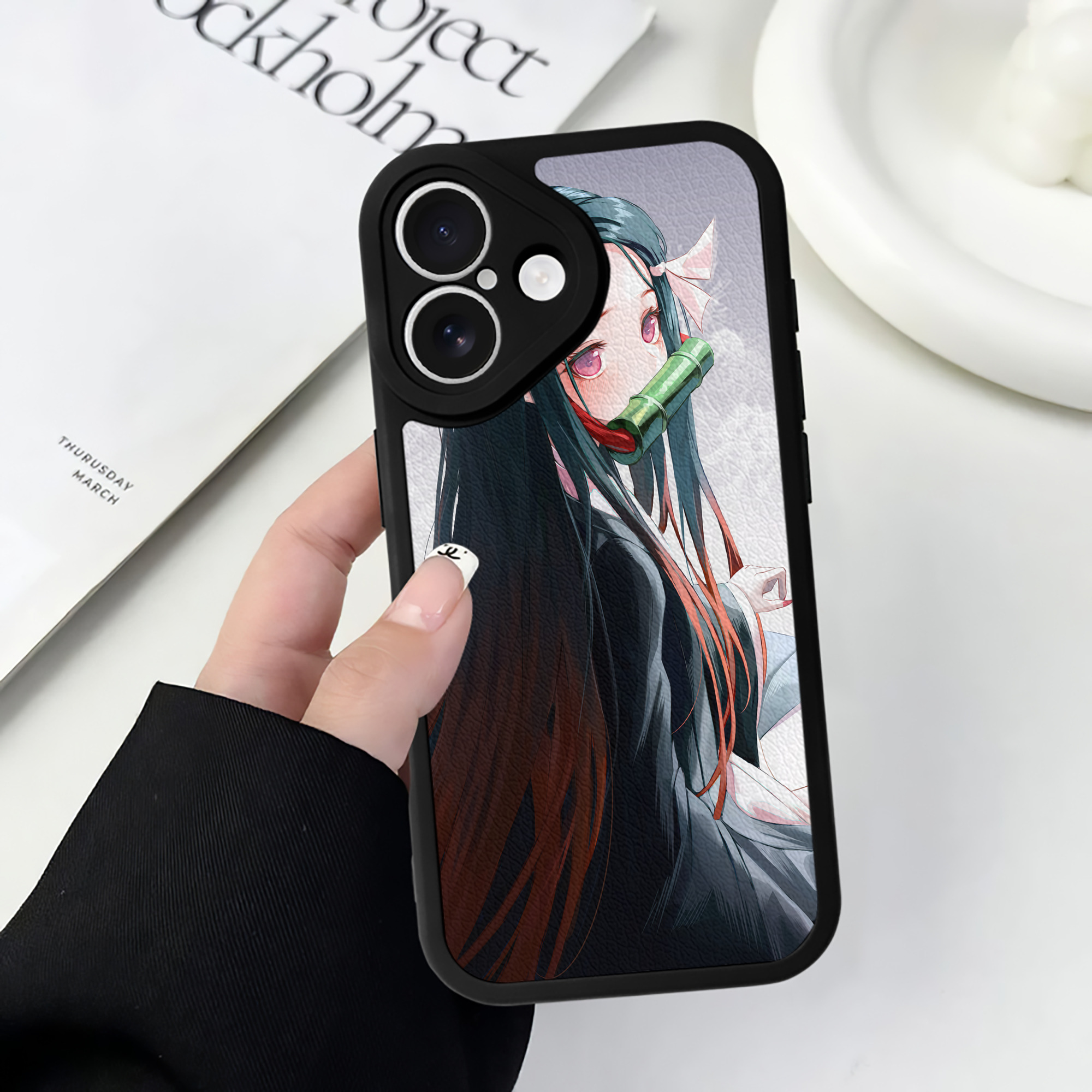 （画像用） 鬼滅の刃（きめつのやいば）竈門 禰󠄀豆子／かまど ねずこ Kamado Nezuko 【iPhone 16シリーズ対応】シリコンスマホケース（レザー調） 材質：シリコン
